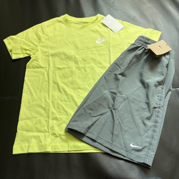 NWT Nike Athletic Set Boys Youth Size XL